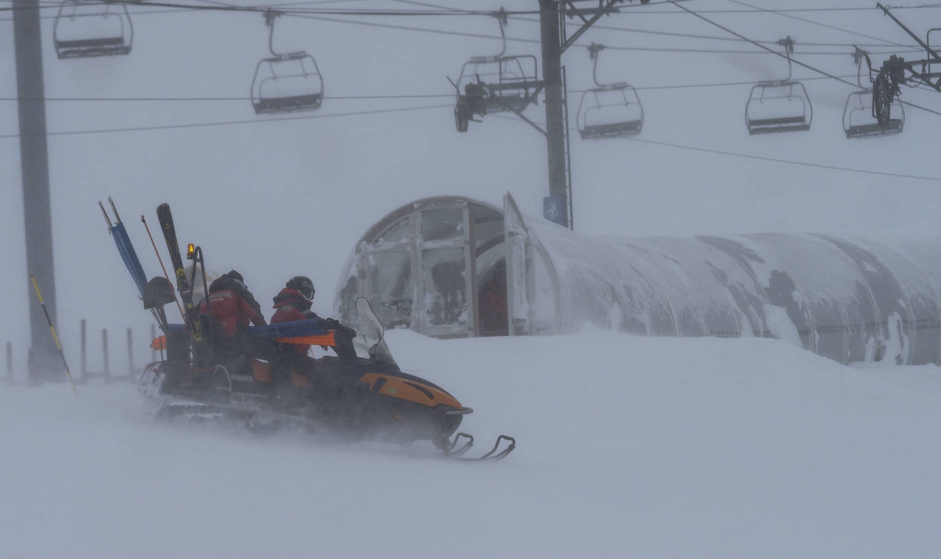 Fotos: Alto Campoo se llena de nieve la víspera de su apertura