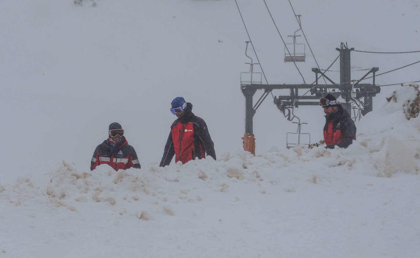 Fotos: Alto Campoo se llena de nieve la víspera de su apertura