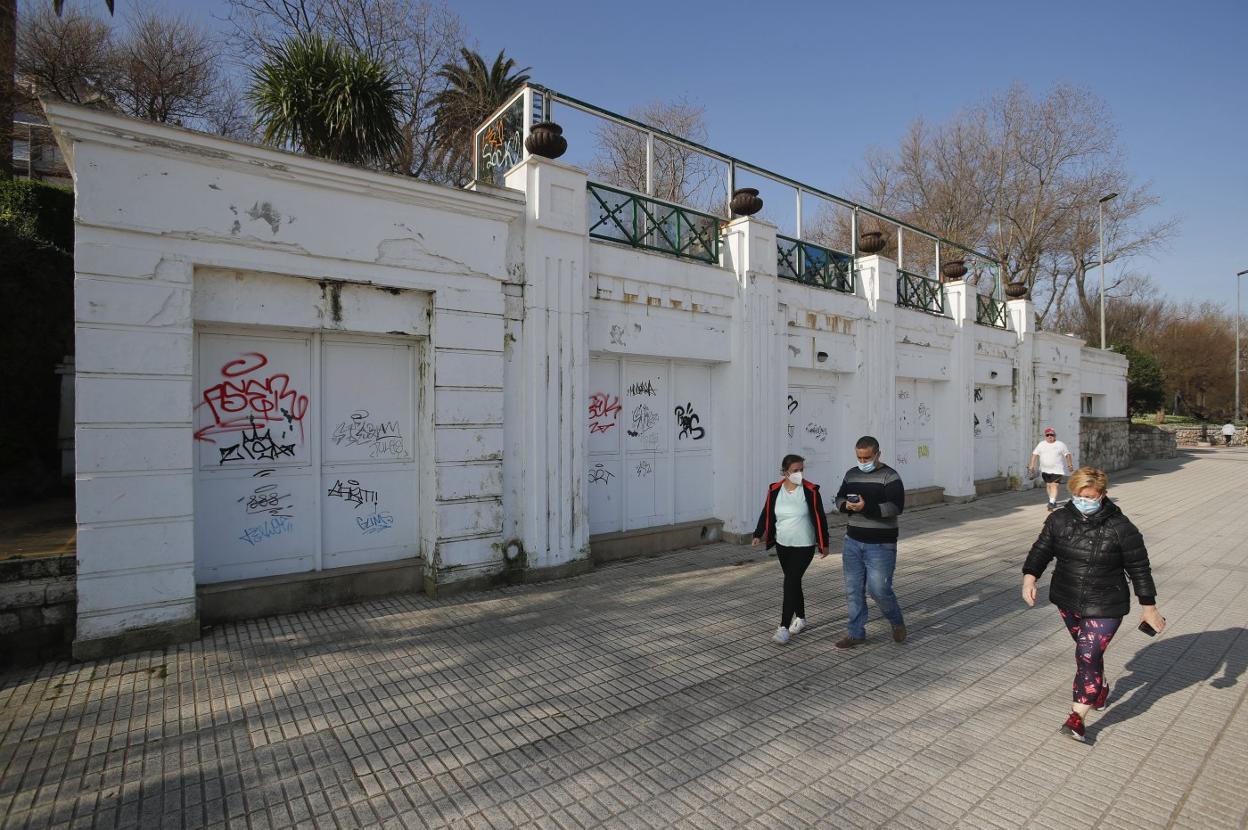 El Rema, junto a la Segunda playa del Sardinero, muestra una imagen de completo abandono. 