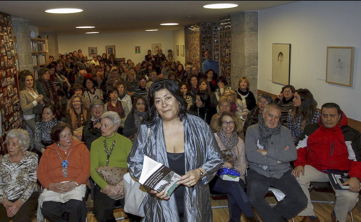 La escritora Almudena Grandes en una de sus presentaciones en la Librería Gil de Santander.