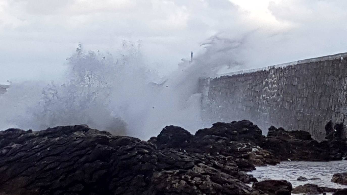 Las olas golpean con fuerza en San Vicente