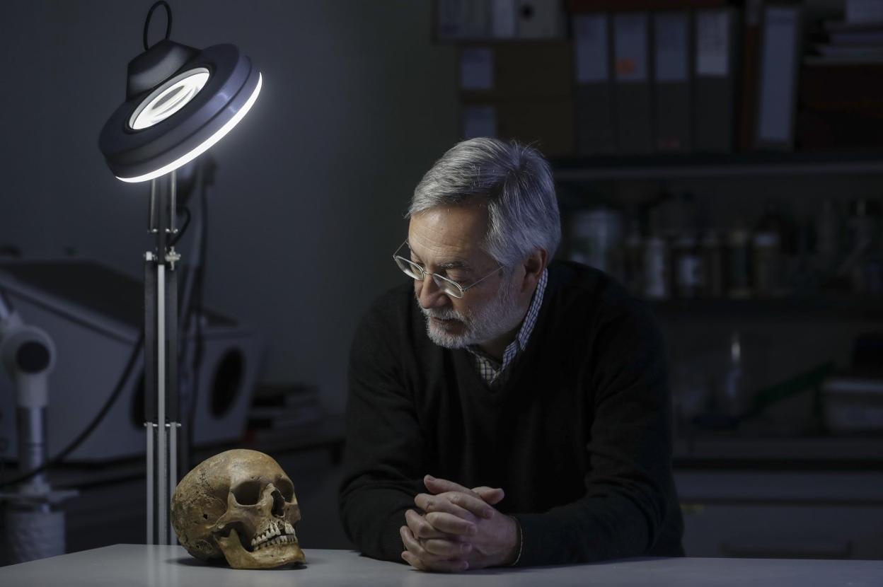 El director del Mupac, Roberto Ontañón, en el laboratorio ubicado en el Archivo de la Biblioteca Central. 