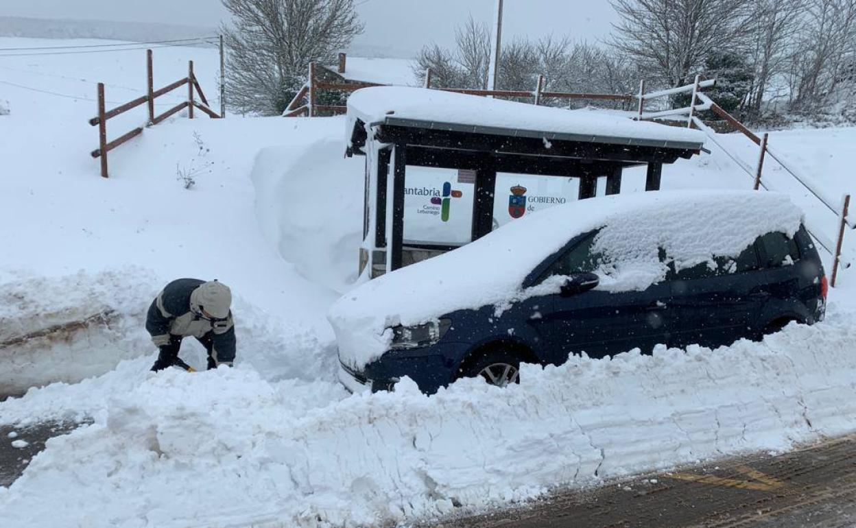 Un coche necesita ayuda para salir de entre la nieve en Olea.