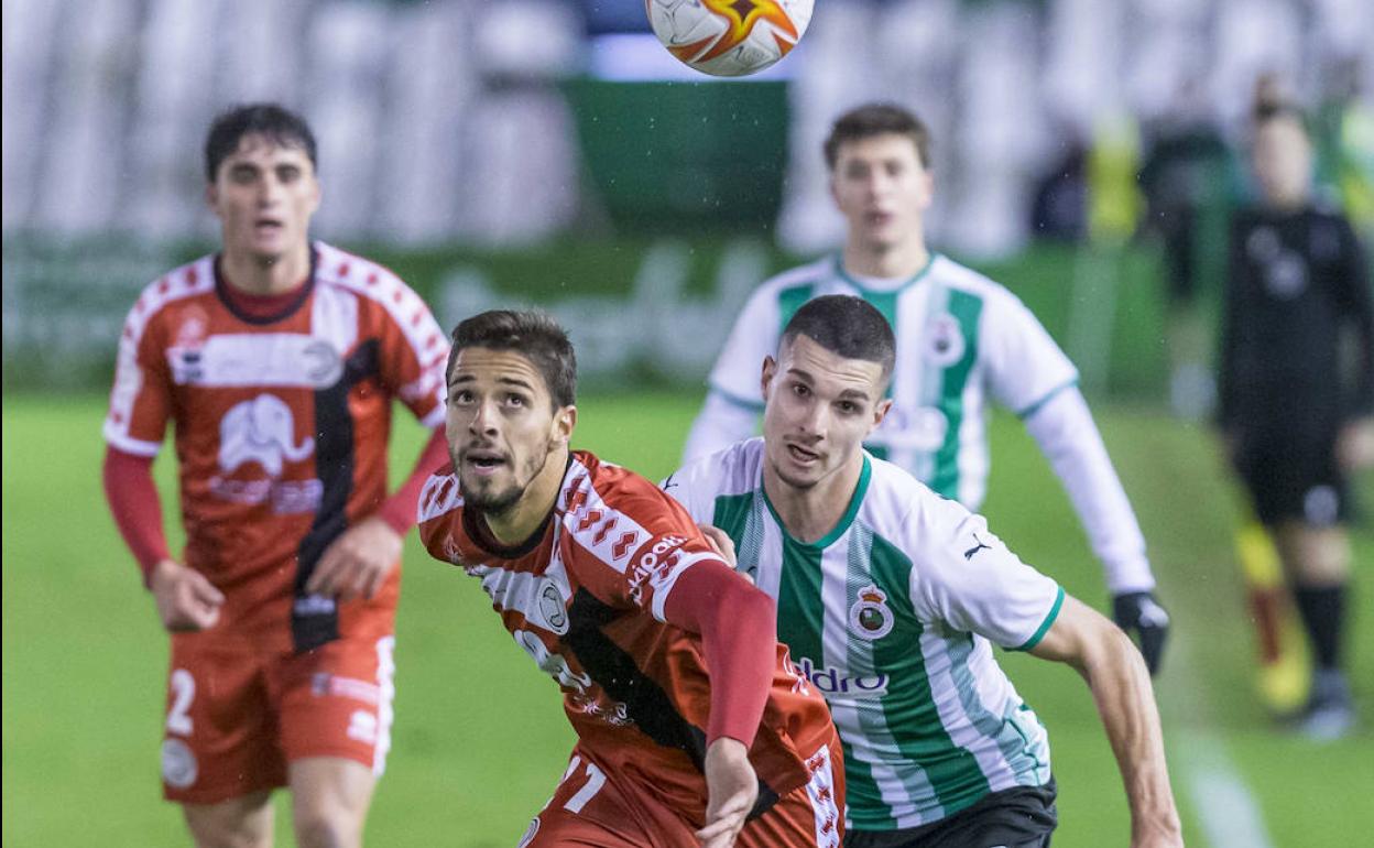 Simón pugna por un balón durante un lance de la segunda mitad.