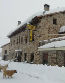 Imagen secundaria 2 - Arriba, un coche totalmente sepultado por la nieve en las inmediaciones de Piedrasluengas. Un vecino retira la nieve en Cucayo (Vega de Liébana) y Venta Pepín, en el acceso al puerto de Piedrasluengas.