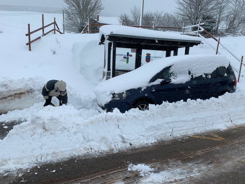 Un coche atrapado por la nieve en Campoo