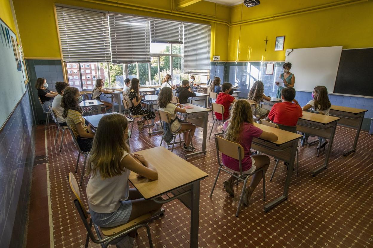 Los datos reflejan una «menor incidencia» del covid en las aulas cántabras, señala Sanidad