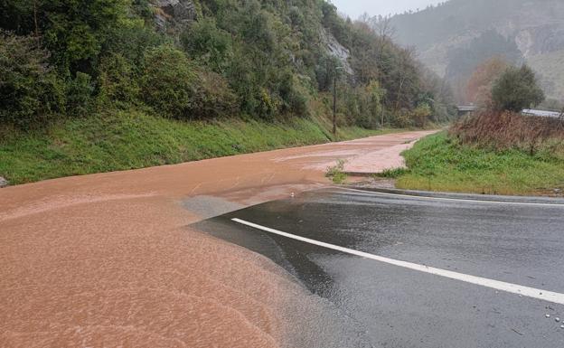 Imagen principal - Corte de varias vías en Torrelavega e inundaciones en la comarca del Besaya