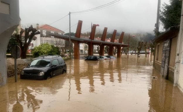 El agua inunda todo el centro de Ampuero, Marrón y el polígono industrial