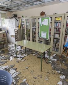 Imagen secundaria 2 - El «reventón» de una tubería inunda dos laboratorios y hunde el falso techo del salón de actos del IES Valle de Camargo