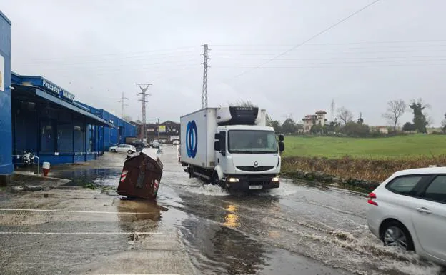 Las lluvias vuelven a inundar el acceso principal al polígono Elegarcu de Camargo