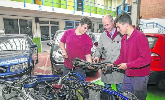 Jóvenes estudiantes de formación profesional. 