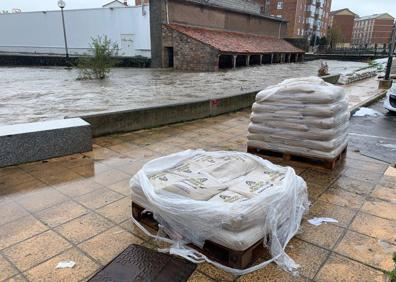 Imagen secundaria 1 - La crecida del río revive el fantasma de las inundaciones de hace dos años en Reinosa