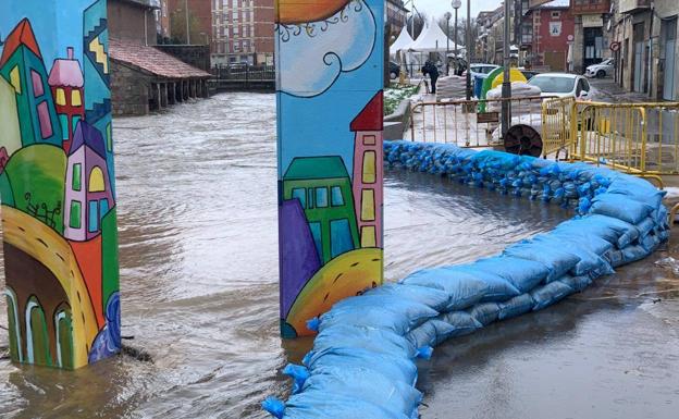 Imagen principal - La crecida del río revive el fantasma de las inundaciones de hace dos años en Reinosa