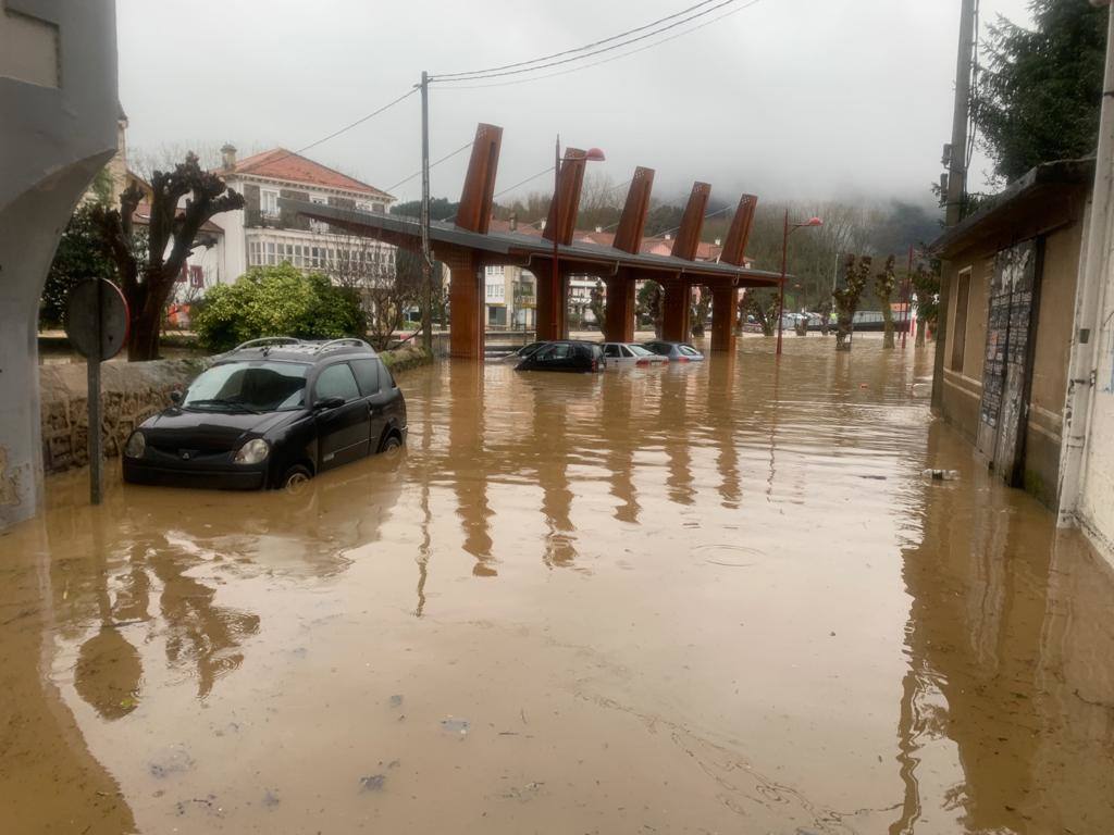 Los coches han quedado atrapados por el agua en Ampuero.