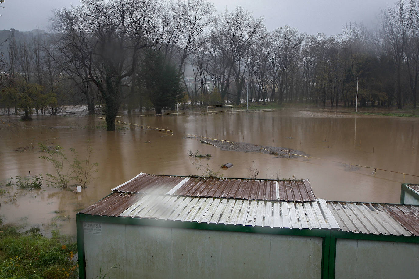 El campo de fútbol de 'El Patatal' totalmente inundado tras la crecida del agua.