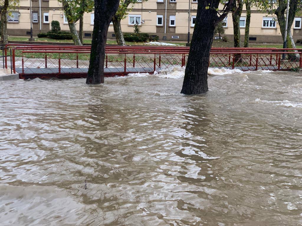 El agua corre por las calles de Reinosa.