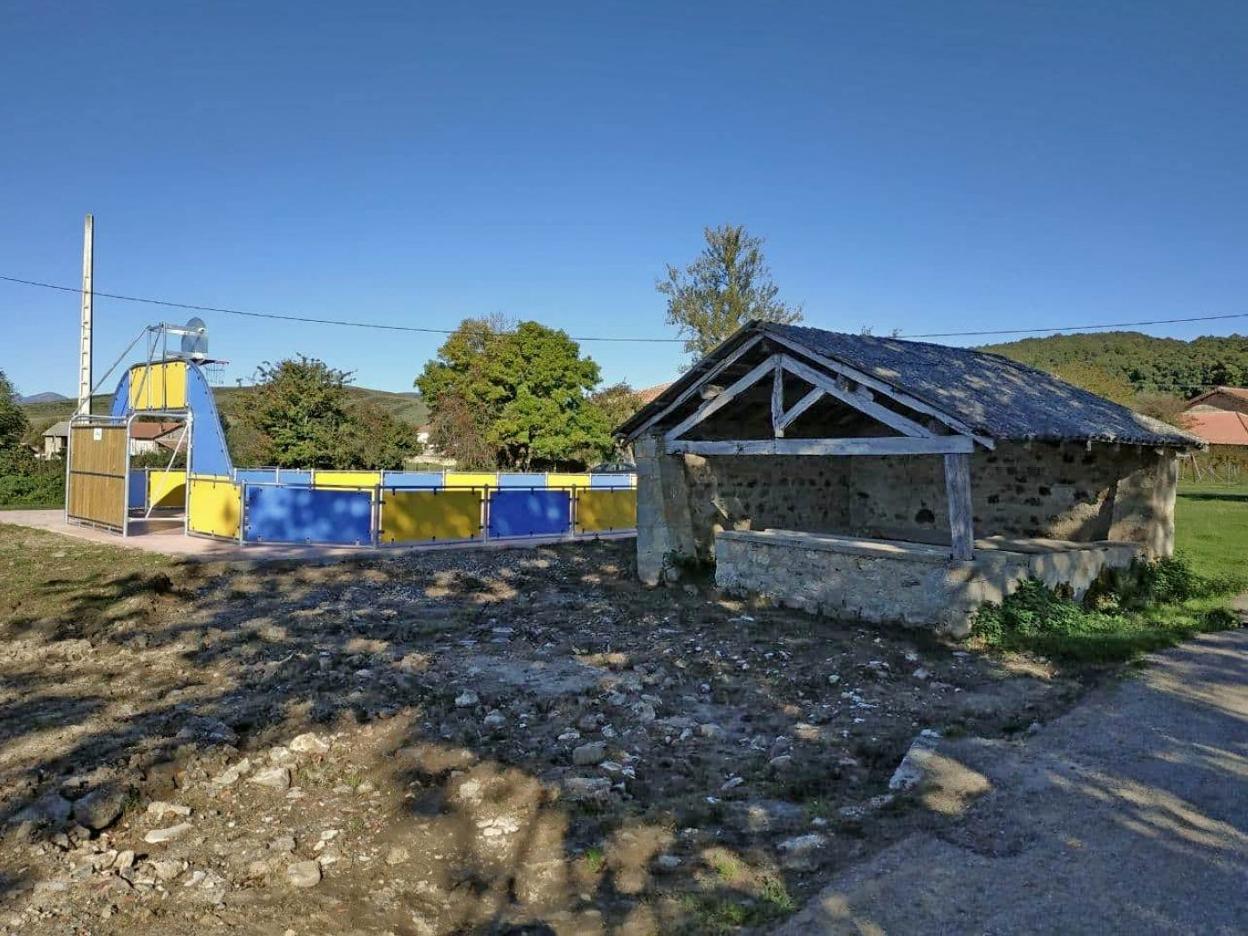 Pista construida junto al lavadero de Orzales, en donde se ha eliminado el antiguo pilón. 