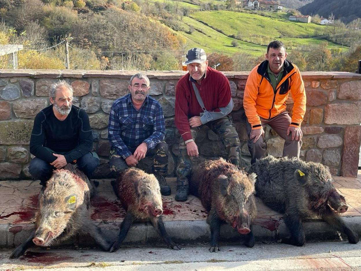 Miembros de la cuadrilla 120, que dirige Miguel Ángel Gómez, con cuatro jabalíes abatidos en Casal Norte. 