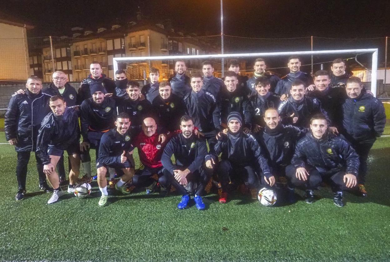 La plantilla y los técnicos del Cayón, ayer, antes del último entrenamiento previo al partido. 