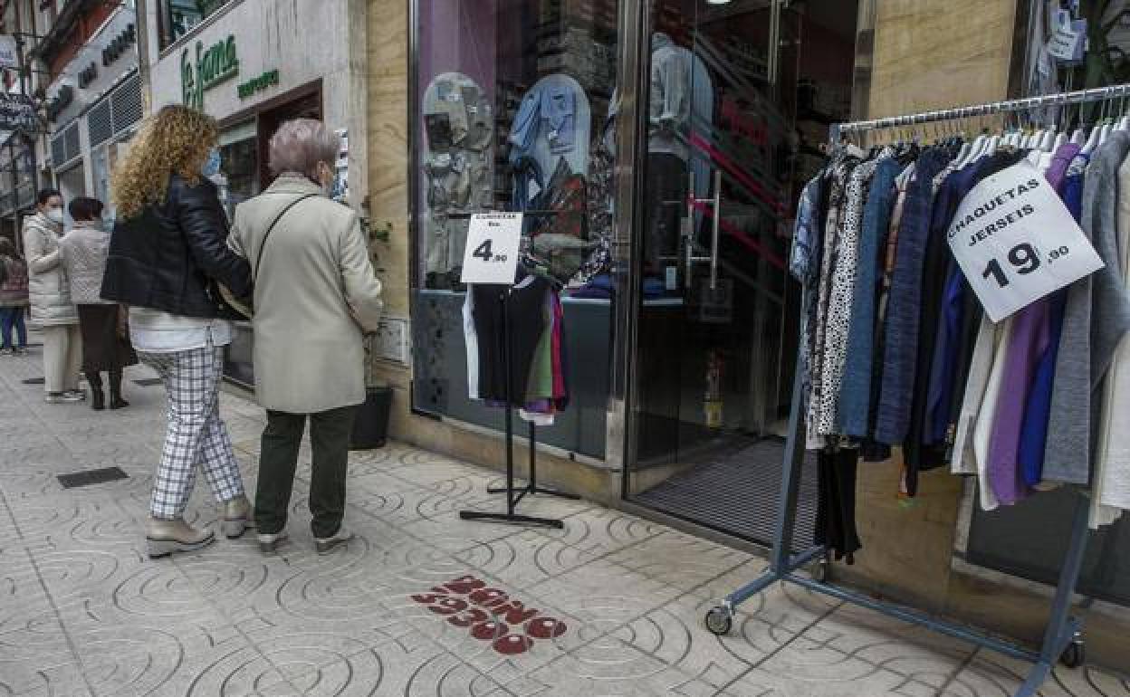 Comercios de toda Cantabria se han adherido a la campaña.