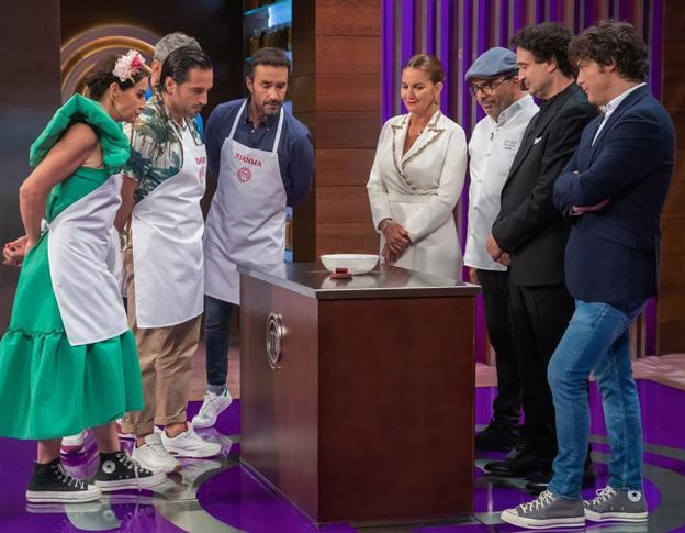 El chef Jesús Sánchez mostraba el plato a los aspirantes.