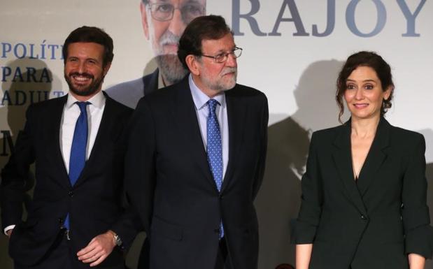 El presidente del PP, Pablo Casado; el expresidente del Gobierno Mariano Rajoy, y la presidenta de la Comunidad de Madrid, Isabel Díaz Ayuso, durante la presentación del libro 'La política para adultos' 