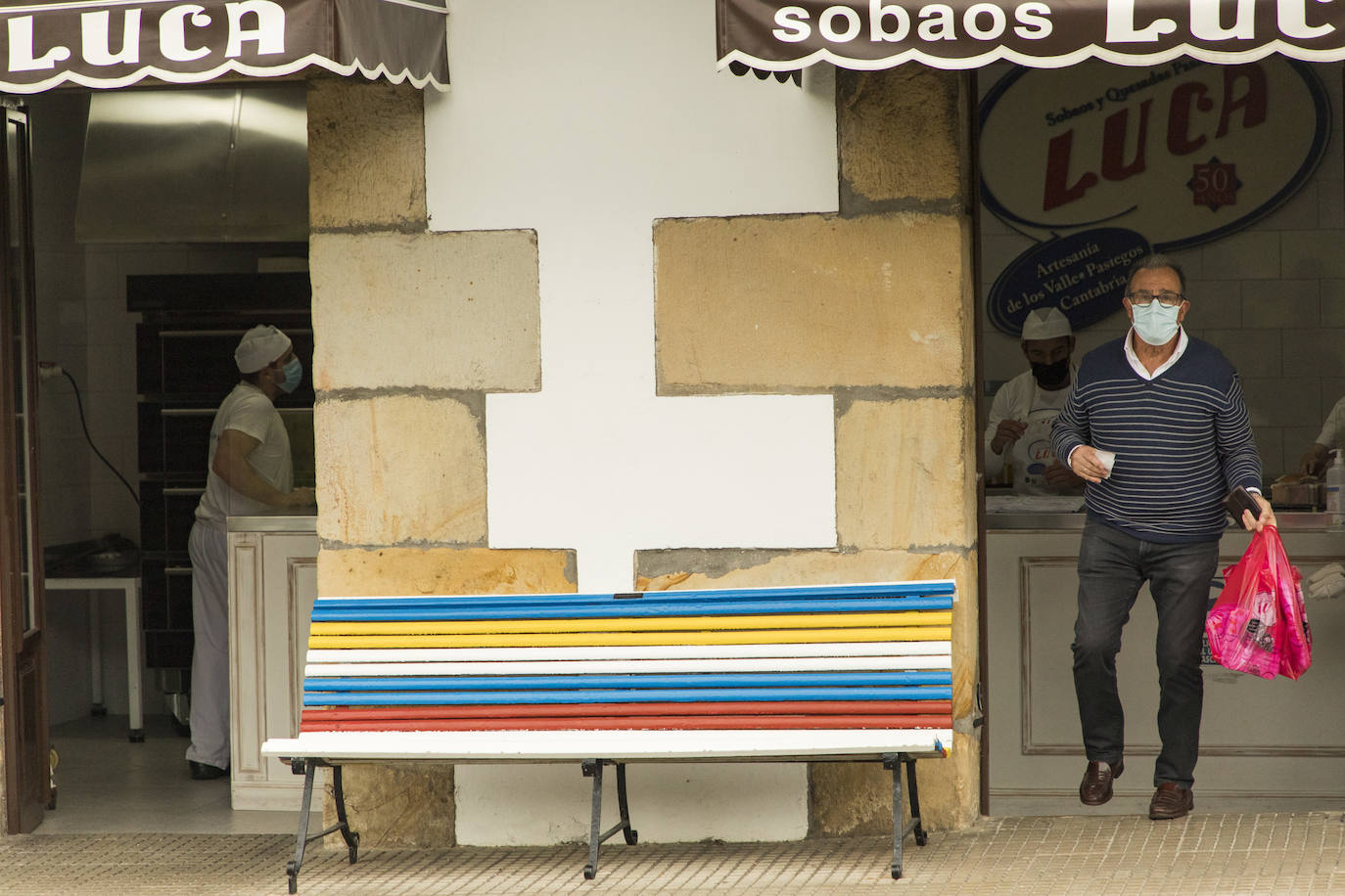 Un hombre sale de comprar de uno de los muchos obradores pasiegos que están junto a la carretera nacional.