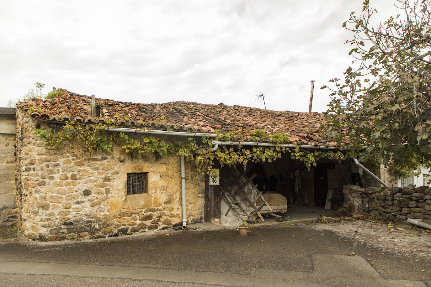 La casa llana más antigua del núcleo urbano de Alceda, siglo XV. 