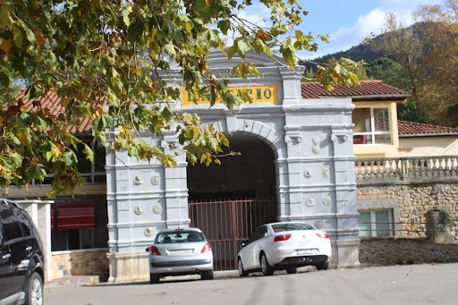 Puerta del balneario original de Alceda de la misma época que el de Ontaneda. 