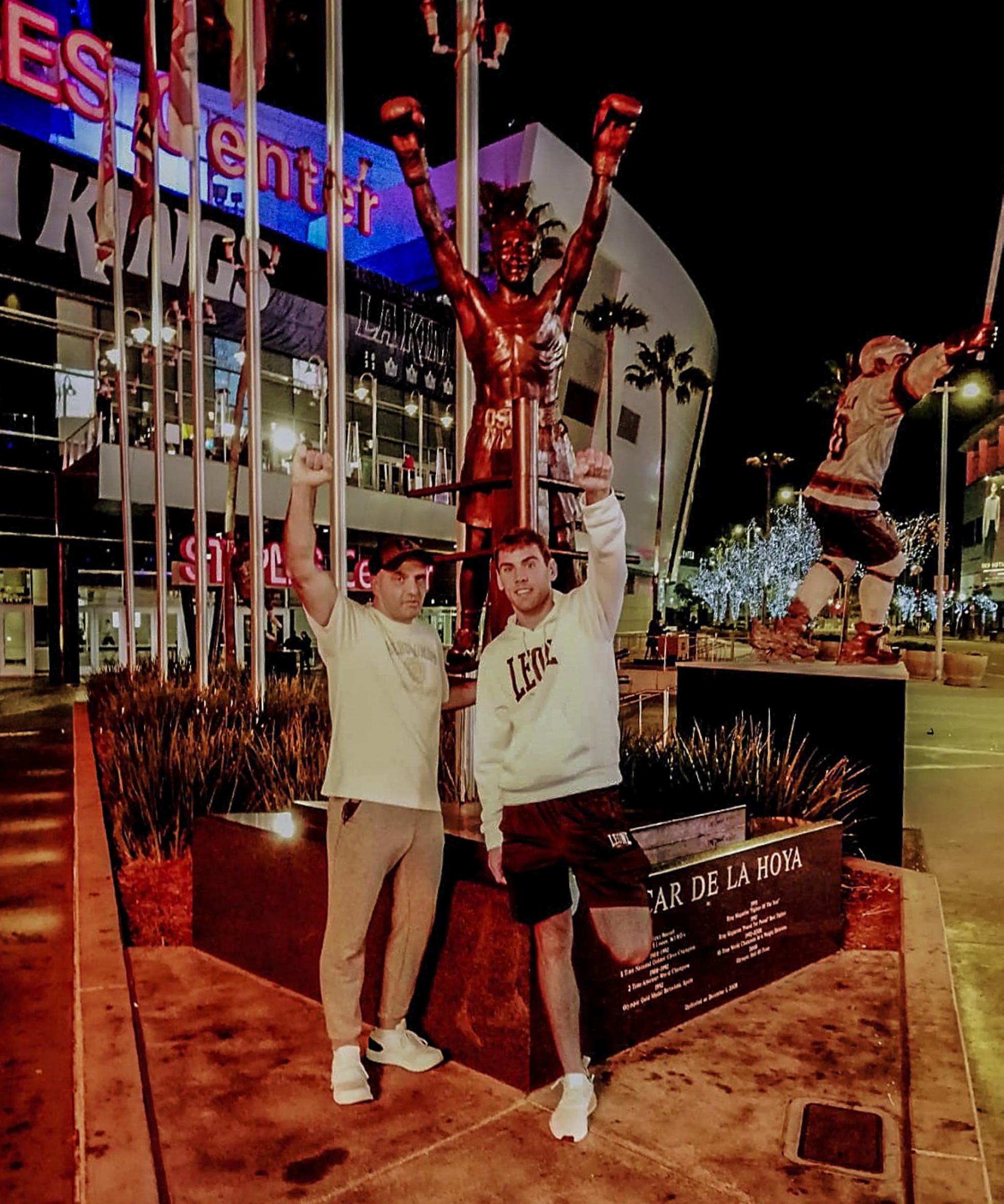 Víctor Iglesias y Sergio García posan ante la estatua de Óscar de la Hoya.