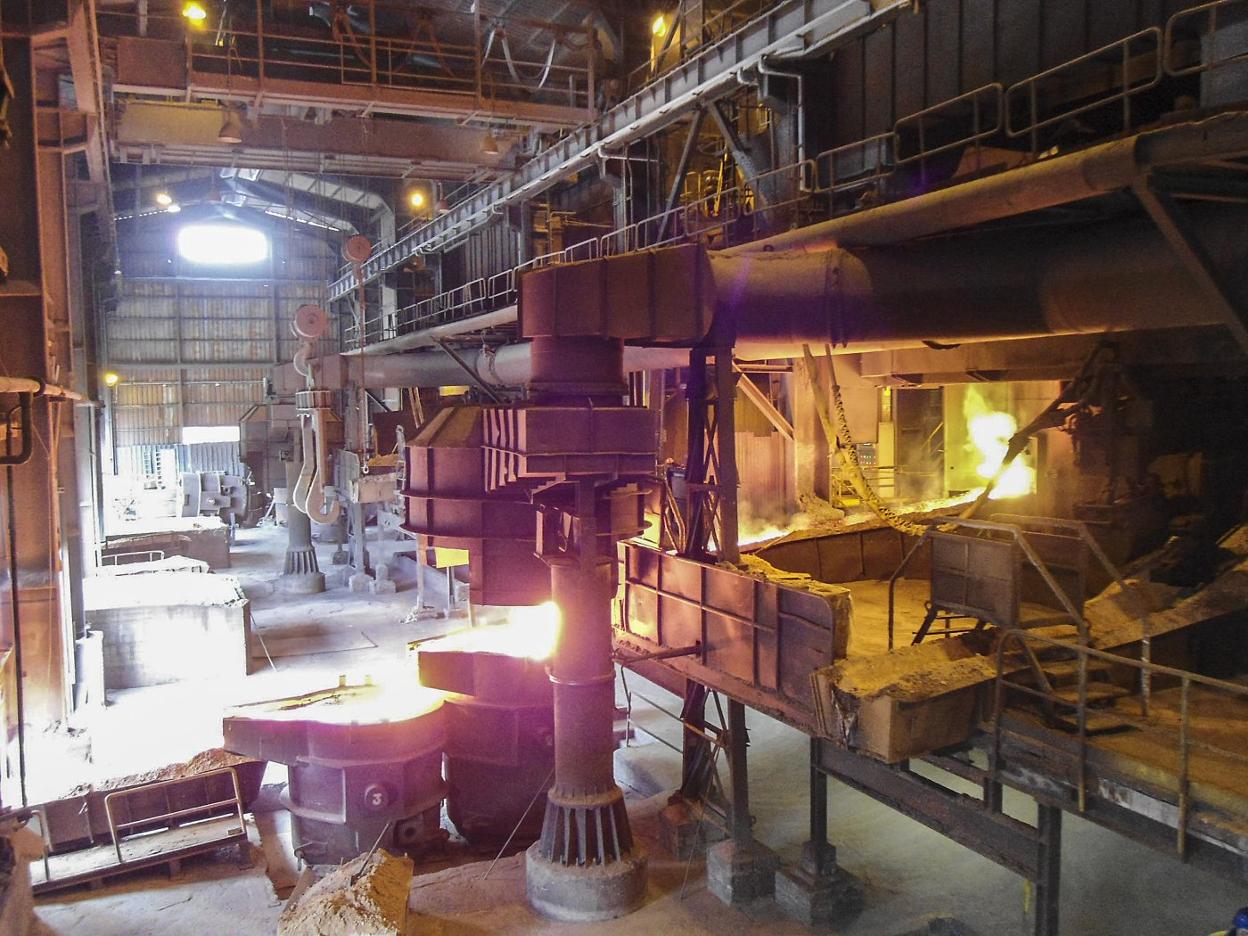 Recinto industrial de Ferroatlántica en Boo de Guarnizo, donde tiene dos de sus cuatro hornos parados por el coste de la luz. 