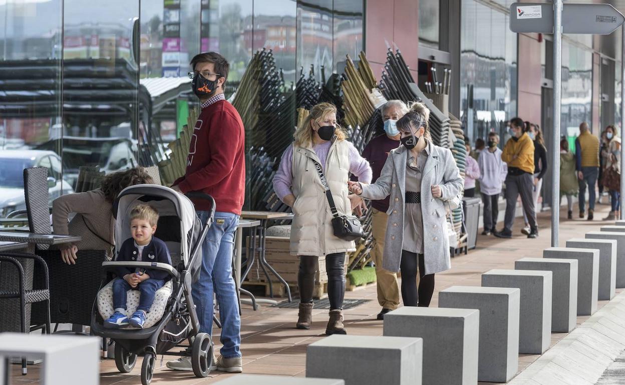 Exterior de algunas tiendas del centro comercial Bahía Real, en Maliaño.