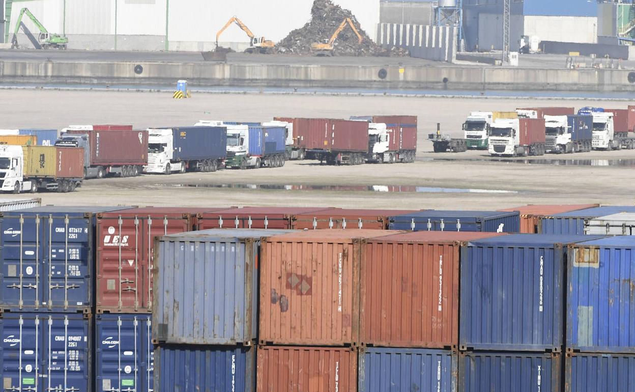 Contenedores de mercancías en el puerto de Bilbao.