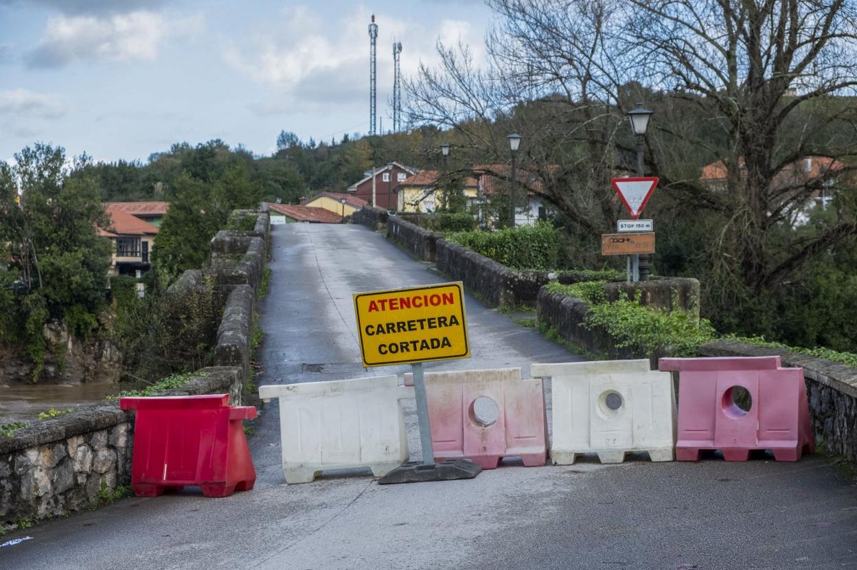 El Ayuntamiento de Piélagos ha cortado el acceso al puente, construido en el siglo XVI, por el riesgo de colapso. 