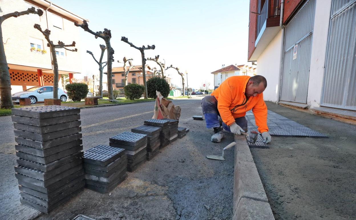 Un operario trabaja en una acera durante la primera fase de mejora del barrio de El Concejero. 