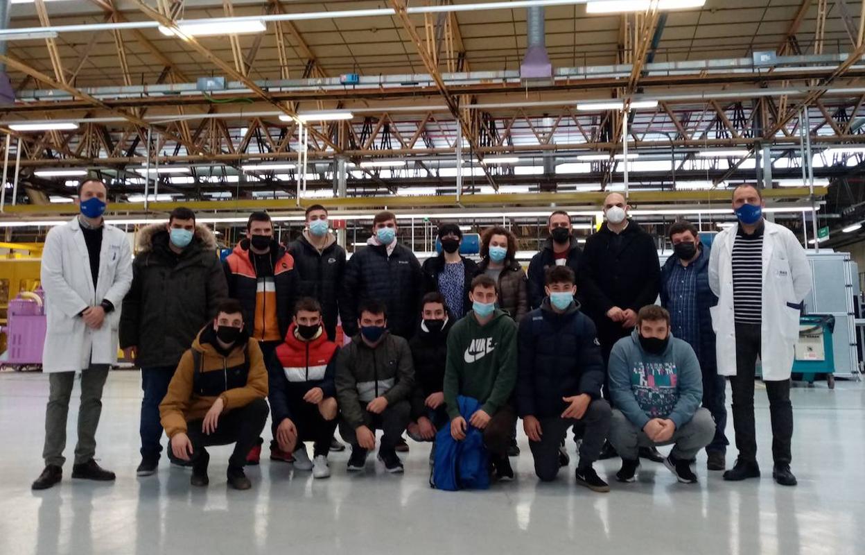 Los alumnos de IES Fuente Fresnedo con profesionales de Seg Automotive.