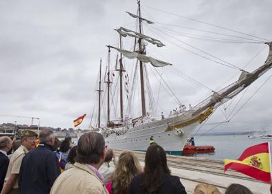 Imagen secundaria 1 - Imágenes de archivo del Buque Escuela Juan Sebastián Elcano, cuando visitó Santander en 2013.