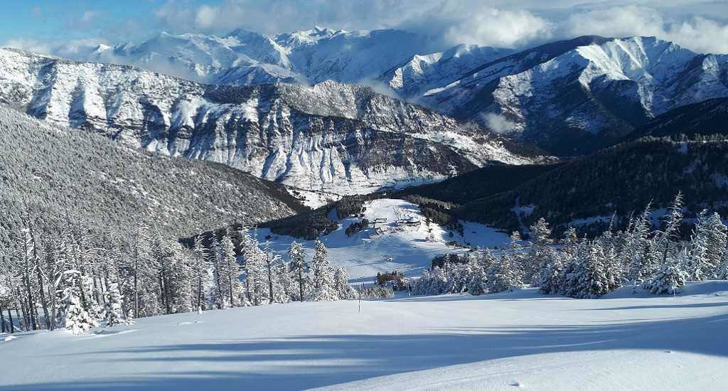 Esta estación de esquí está situada en el corazón de los Pirineos. Espot Esquí dispone de una ubicación inmejorable, siendo la única estación cerca del Parque Nacional de Aigüestortes y Estany de Sant Maurici, pudiendo así presumir de estar en un entorno con muchísimo encanto.