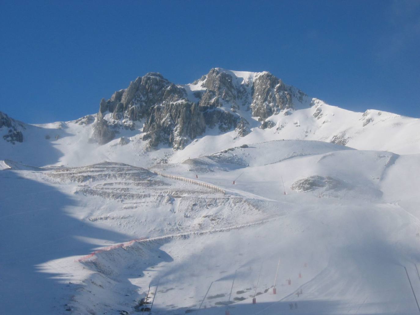 En plena cordillera Cantábrica, San Isidro es uno de los complejos que más ha crecido en número de usuarios, y uno de los mayores vendedores de pases de temporada de toda España.