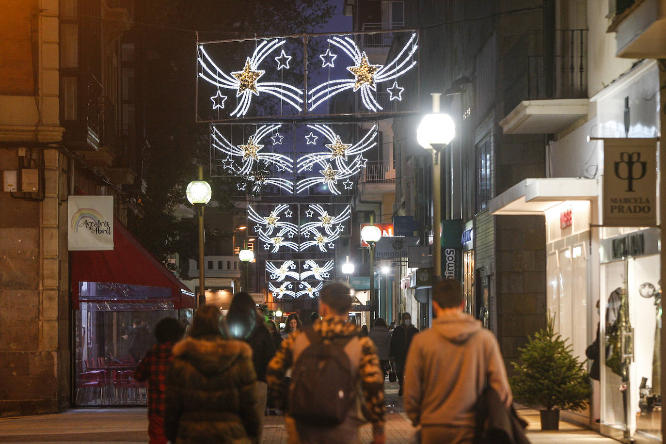 Fotos: Las luces navideñas ya iluminan las calles de Torrelavega