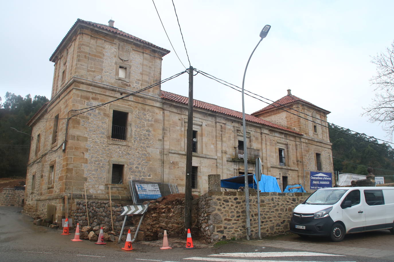 Fotos: El Palacio de los Acevedo empieza a brillar de nuevo en Hoznayo