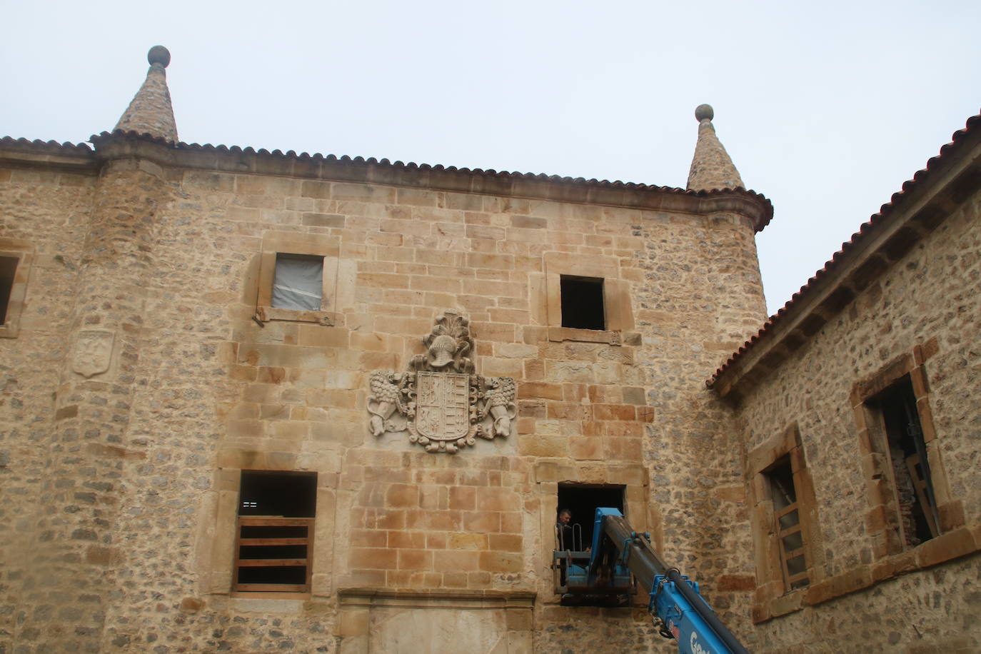 Fotos: El Palacio de los Acevedo empieza a brillar de nuevo en Hoznayo