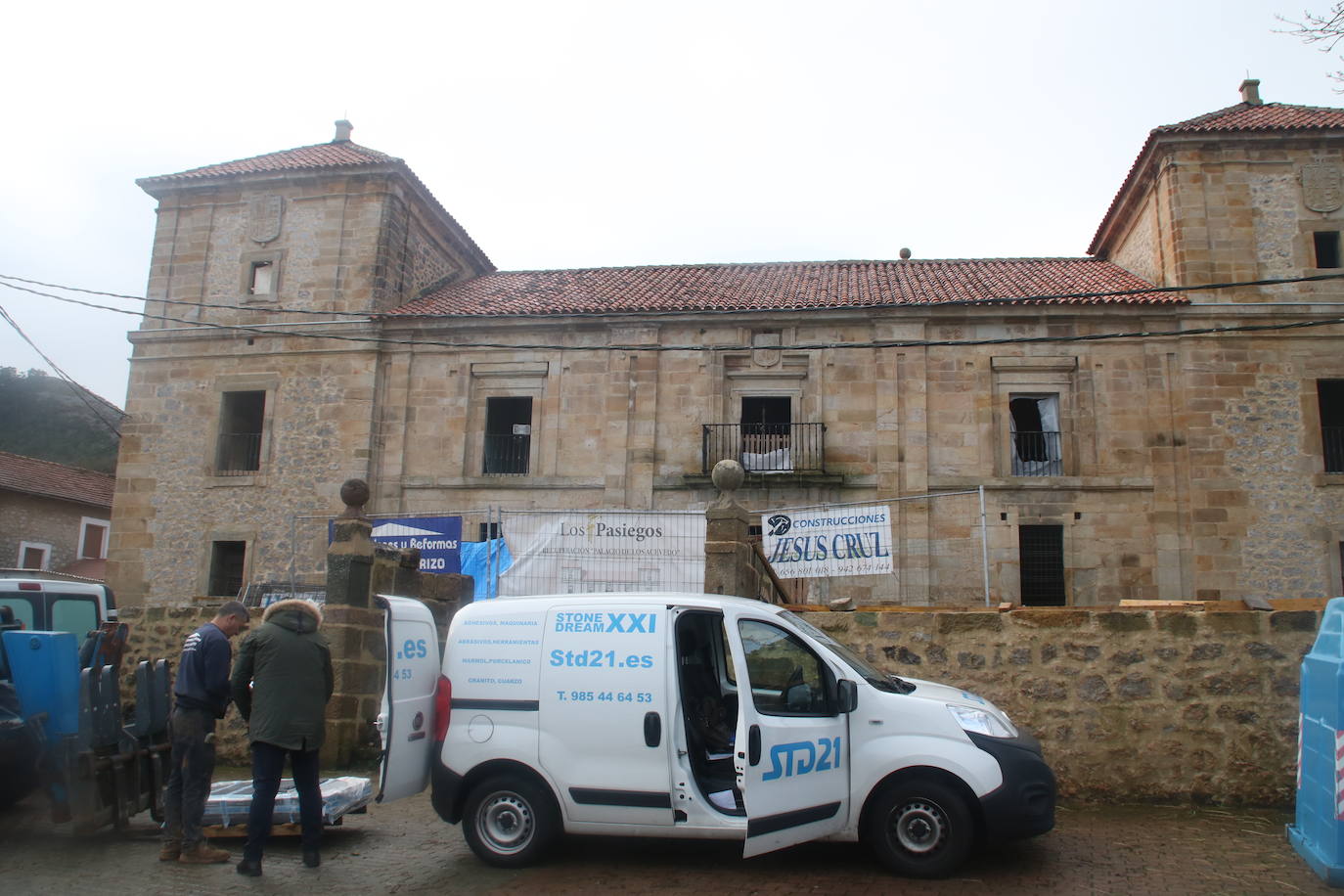 Fotos: El Palacio de los Acevedo empieza a brillar de nuevo en Hoznayo