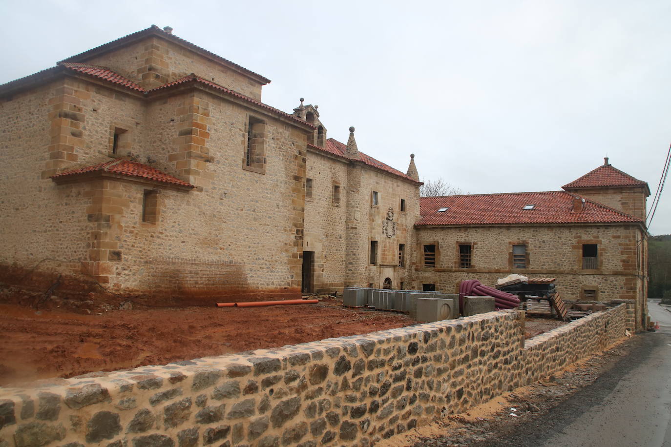 Fotos: El Palacio de los Acevedo empieza a brillar de nuevo en Hoznayo