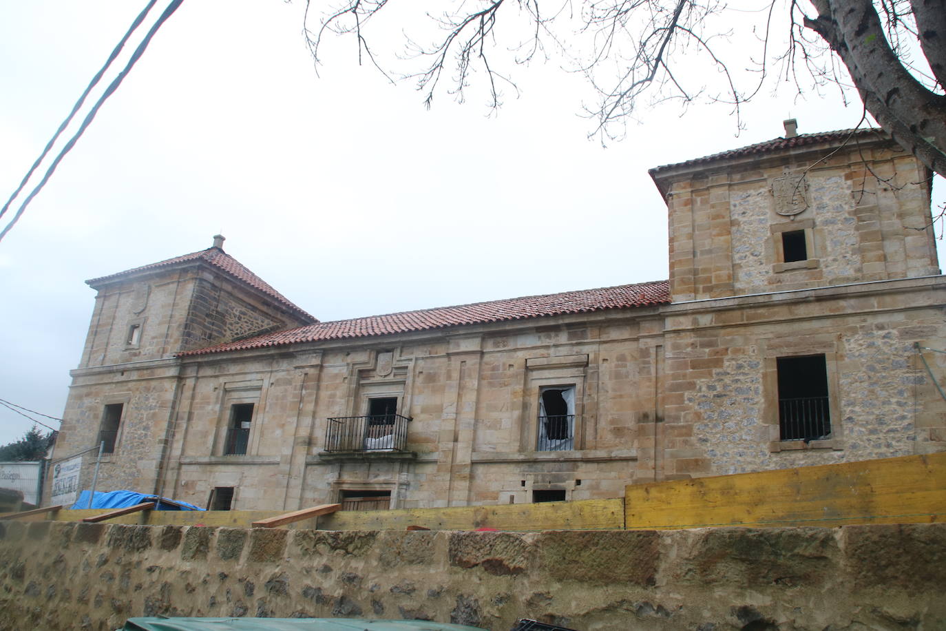 Fotos: El Palacio de los Acevedo empieza a brillar de nuevo en Hoznayo