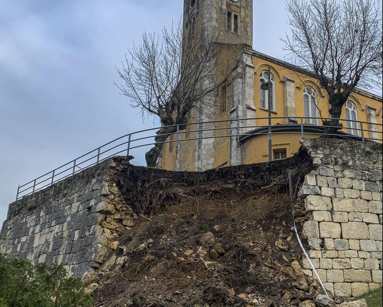 Parte del muro de la iglesia de San Lorenzo se cayó de madrugada. sane