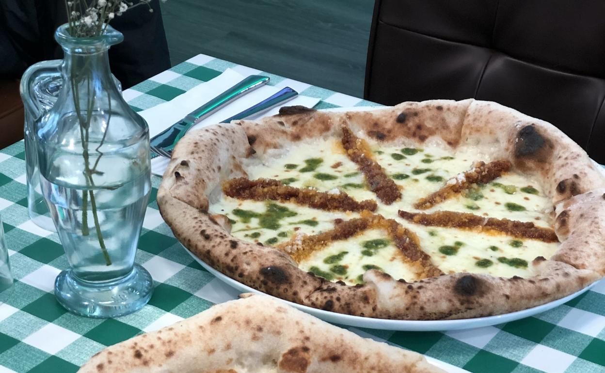 Pizza Scarpeta , con pesto de tomate seco, mozarella de búfala, parmesano y pesto de albahaca. 