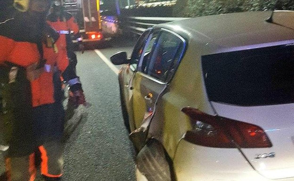 Los bomberos liberan a un conductor tras un choque entre dos vehículos en Astillero