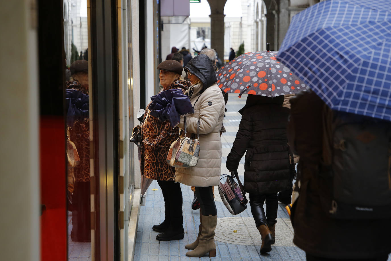 Las tiendas del centro de Santander lamentan que fue una jornada «muy tranquila» en clientes y ventas, pese a la llegada de turistas